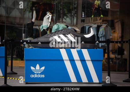 Adidas beliebte Popup-Display für Samba-Schuhe in schwarzer Farbe vor dem Adidas Brand Centre an der Orchard Road, Singapur. Stockfoto