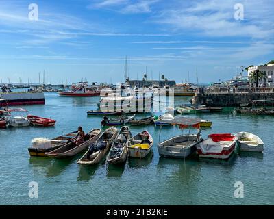 Fischer am Hafen auf dem Boot. Boote am Pier in Salvador de Bahia, Brasilien Stockfoto