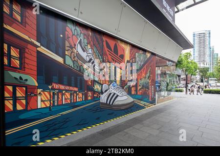 Adidas beliebteste Samba Schuhwerk Supergrafik oder Illustration vor dem Adidas Brand Centre an der Orchard Road, Singapur. Stockfoto