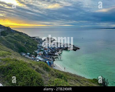 Fischerhafen und Kai in Arraial do Cabo, Brasilien. Bau von Lagerräumen und Gerüsten für Boote und Angelausrüstung auf der Klippe Stockfoto