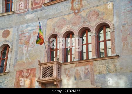 Eine LGBTQ-Flagge hängt in einem Museum auf der Piazza del Duomo in der Stadt Florenz, Italien. Stockfoto