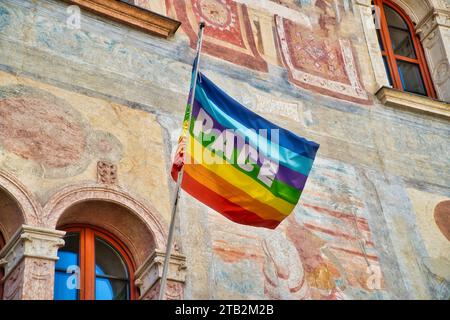 Eine LGBTQ-Flagge hängt in einem Museum auf der Piazza del Duomo in der Stadt Florenz, Italien. Stockfoto