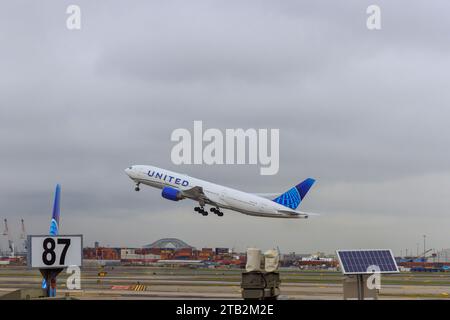 30. Oktober 2023 Newark NJ USA. Vom Newark Liberty International Airport EWR starten Passagierflugzeuge der United Airlines Stockfoto