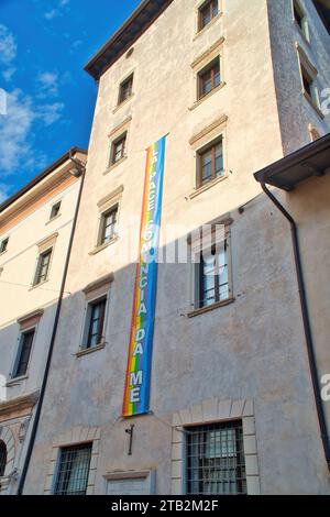 Eine LGBTQ-Flagge hängt in einem Museum auf der Piazza del Duomo in der Stadt Florenz, Italien. Stockfoto