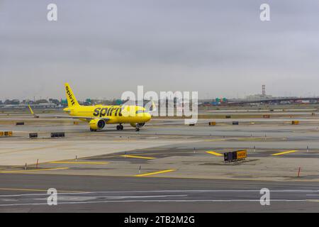 30. Oktober 2023 Newark NJ USA. Am NEWARK International Airport bereitet sich das Passagierflugzeug von Spirit Airlines auf den Start vor Stockfoto