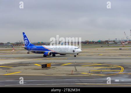 30. Oktober 2023 Newark NJ USA. Während des Abflugs am NEWARK International Airport befindet sich das Passagierflugzeug der Alaska Airlines auf der Landebahn, die sich auf den Start vorbereitet Stockfoto