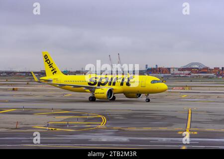 30. Oktober 2023 Newark NJ USA. Am NEWARK International Airport bereitet sich Spirit Airlines auf den Abflug mit Passagierflugzeugen vor Stockfoto