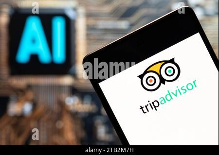 China. November 2023. In dieser Fotoabbildung wird das Logo des amerikanischen Reisebüros und Restaurants TripAdvisor (Trip Advisor, NASDAQ: TRIP) auf einem Smartphone mit einem KI-Chip und einem Symbol im Hintergrund angezeigt. Quelle: SOPA Images Limited/Alamy Live News Stockfoto