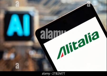 China. November 2023. In dieser Fotoabbildung wird das Logo der italienischen Fluggesellschaft Alitalia auf einem Smartphone mit einem Chip für künstliche Intelligenz (KI) und einem Symbol im Hintergrund angezeigt. Quelle: SOPA Images Limited/Alamy Live News Stockfoto