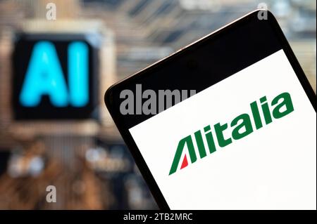 China. November 2023. In dieser Fotoabbildung wird das Logo der italienischen Fluggesellschaft Alitalia auf einem Smartphone mit einem Chip für künstliche Intelligenz (KI) und einem Symbol im Hintergrund angezeigt. (Foto von Budrul Chukrut/SOPA Images/SIPA USA) *** ausschließlich für redaktionelle Nachrichten *** Credit: SIPA USA/Alamy Live News Stockfoto