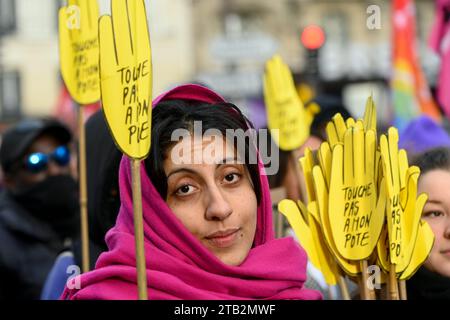 Paris, Frankreich. Dezember 2023. © Julien Mattia/Le Pictorium/MAXPPP - Paris 03/12/2023 des Manifestants lors du 40eme anniversaire de la Marche contre le Racisme, A paris, le 3. Dezember 2023 Credit: MAXPPP/Alamy Live News Stockfoto