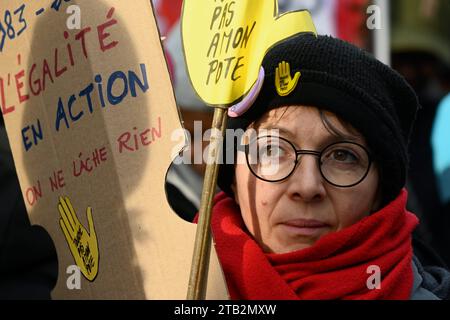 Paris, Frankreich. Dezember 2023. © Julien Mattia/Le Pictorium/MAXPPP - Paris 03/12/2023 des Manifestants lors du 40eme anniversaire de la Marche contre le Racisme, A paris, le 3. Dezember 2023 Credit: MAXPPP/Alamy Live News Stockfoto