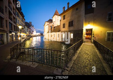 Weihnachtsmarkt in Annecy, Haute Savoie, Frankreich. Stockfoto