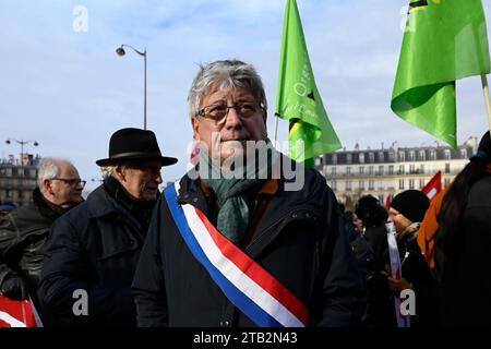 Paris, Frankreich. Dezember 2023. Julien Mattia/Le Pictorium - 40. Jahrestag des Marsches gegen den Rassismus, Paris, 3. Dezember 2023 - 03/12/2023 - France/Ile-de-France (Region)/Paris - LFI-Abgeordneter für den ersten Wahlkreis von seine-Saint-Denis, eric Coquerel zum 40. Jahrestag des Marsches gegen den Rassismus, in Paris, 3. Dezember 2023 Credit: LE PICTORIUM/Alamy Live News Stockfoto