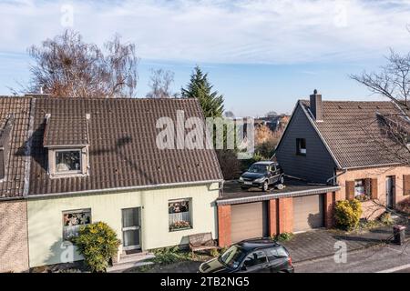 Ein alter Opel Corsa parkt auf einer Garage in Neuss. Der Besitzer dekoriert den Wagen der Jahreszeit entsprechend, hier sitzt ein Schneemann am Steue. Stockfoto