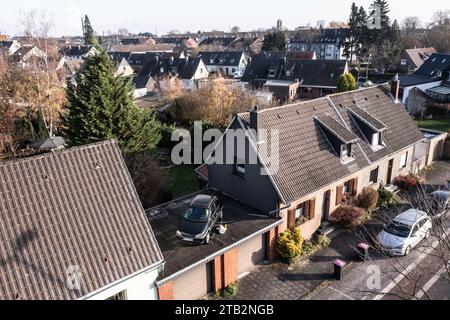 Ein alter Opel Corsa parkt auf einer Garage in Neuss. Der Besitzer dekoriert den Wagen der Jahreszeit entsprechend, hier sitzt ein Schneemann am Steue. Stockfoto