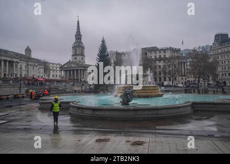 London Großbritannien. 4. Dezember 2023. Eine 62 ft (19 m) norwegische Fichte, die in Nordmarka, den Wäldern nördlich von Oslo, angebaut wird, wird auf dem Trafalgar Square installiert. Der Weihnachtsbaum ist ein jährliches Geschenk der Stadt Oslo und des norwegischen Volkes als Dankbarkeit an Großbritannien für die Unterstützung Norwegens während des Zweiten Weltkriegs. Eine Lichteremonie findet statt, an der Lord Mayor of Westminster, der britische Botschafter in Norwegen und der Bürgermeister von Oslo teilnehmen. Quelle: amer Gazzal/Alamy Live News. Stockfoto