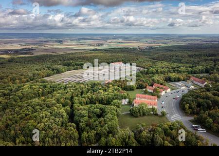 28.09.2019 Weimar: Luftbild der Gedenkstätte des ehemaligen Konzentrationslagers Buchenwald auf dem Ettersberg bei Weimar. Neben ehemaligen Kasernengebäuden ist im Hintergrund das ehemalige Hauptlagers mit dem Appellplatz sichtbar. *** 28 09 2019 Weimar aus der Vogelperspektive der Gedenkstätte des ehemaligen Konzentrationslagers Buchenwald auf dem Ettersberg bei Weimar Neben ehemaligen Kasernengebäuden ist im Hintergrund das ehemalige Hauptlager mit dem Wappenbereich zu sehen Stockfoto