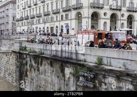 Turin, Piemont, Italien - 21. Mai 2023: Menschen beobachten den Fluss Po bei Überschwemmungen. Stockfoto