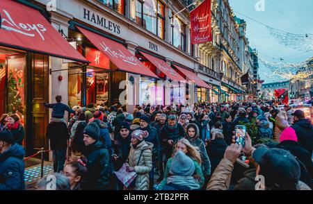 Menschenmassen und Warteschlangen vor Hamleys während der Festtage. Stockfoto