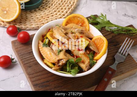 Hähnchenspitzen。thailändischer würziger Salat mit gekochten Hähnchenfüßen und Chili-Sauce（no Bone） Stockfoto