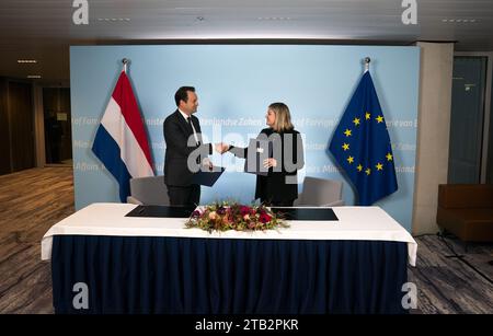 DEN HAAG – Geoffrey van Leeuwen und Liesje Schreinemacher während der Versetzung im ministerium. Van Leeuwen ersetzt Liesje Schreinemacher als Ministerin für Außenhandel und Entwicklungszusammenarbeit während ihres Mutterschaftsurlaubs. Van Leeuwen war ein enger Berater von Premierminister Mark Rutte. ANP JEROEN JUMELET niederlande Out - belgien Out Stockfoto