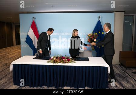 DEN HAAG – Geoffrey van Leeuwen und Liesje Schreinemacher während der Versetzung im ministerium. Van Leeuwen ersetzt Liesje Schreinemacher als Ministerin für Außenhandel und Entwicklungszusammenarbeit während ihres Mutterschaftsurlaubs. Van Leeuwen war ein enger Berater von Premierminister Mark Rutte. ANP JEROEN JUMELET niederlande Out - belgien Out Stockfoto