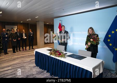 DEN HAAG – Geoffrey van Leeuwen und Liesje Schreinemacher während der Versetzung im ministerium. Van Leeuwen ersetzt Liesje Schreinemacher als Ministerin für Außenhandel und Entwicklungszusammenarbeit während ihres Mutterschaftsurlaubs. Van Leeuwen war ein enger Berater von Premierminister Mark Rutte. ANP JEROEN JUMELET niederlande Out - belgien Out Stockfoto