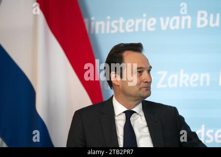 DEN HAAG – Geoffrey van Leeuwen und Liesje Schreinemacher während der Versetzung im ministerium. Van Leeuwen ersetzt Liesje Schreinemacher als Ministerin für Außenhandel und Entwicklungszusammenarbeit während ihres Mutterschaftsurlaubs. Van Leeuwen war ein enger Berater von Premierminister Mark Rutte. ANP JEROEN JUMELET niederlande Out - belgien Out Stockfoto