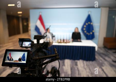 DEN HAAG – Geoffrey van Leeuwen und Liesje Schreinemacher während der Versetzung im ministerium. Van Leeuwen ersetzt Liesje Schreinemacher als Ministerin für Außenhandel und Entwicklungszusammenarbeit während ihres Mutterschaftsurlaubs. Van Leeuwen war ein enger Berater von Premierminister Mark Rutte. ANP JEROEN JUMELET niederlande Out - belgien Out Stockfoto
