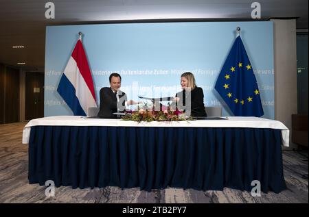 DEN HAAG – Geoffrey van Leeuwen und Liesje Schreinemacher während der Versetzung im ministerium. Van Leeuwen ersetzt Liesje Schreinemacher als Ministerin für Außenhandel und Entwicklungszusammenarbeit während ihres Mutterschaftsurlaubs. Van Leeuwen war ein enger Berater von Premierminister Mark Rutte. ANP JEROEN JUMELET niederlande Out - belgien Out Stockfoto