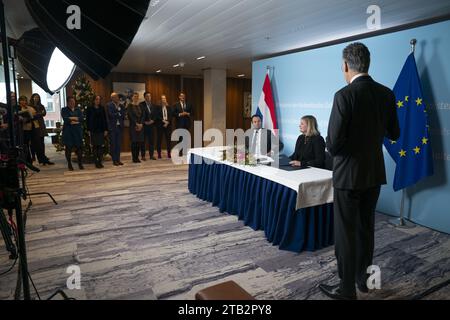 DEN HAAG – Geoffrey van Leeuwen und Liesje Schreinemacher während der Versetzung im ministerium. Van Leeuwen ersetzt Liesje Schreinemacher als Ministerin für Außenhandel und Entwicklungszusammenarbeit während ihres Mutterschaftsurlaubs. Van Leeuwen war ein enger Berater von Premierminister Mark Rutte. ANP JEROEN JUMELET niederlande Out - belgien Out Stockfoto