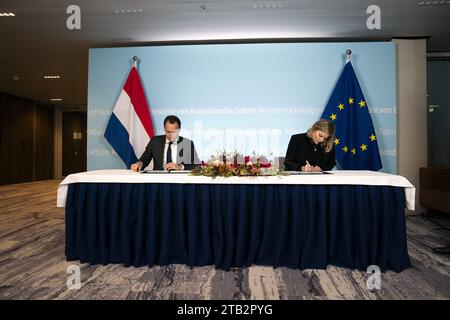 DEN HAAG – Geoffrey van Leeuwen und Liesje Schreinemacher während der Versetzung im ministerium. Van Leeuwen ersetzt Liesje Schreinemacher als Ministerin für Außenhandel und Entwicklungszusammenarbeit während ihres Mutterschaftsurlaubs. Van Leeuwen war ein enger Berater von Premierminister Mark Rutte. ANP JEROEN JUMELET niederlande Out - belgien Out Stockfoto