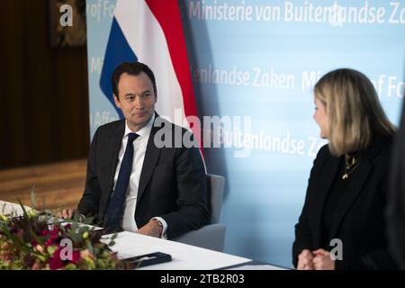 DEN HAAG – Geoffrey van Leeuwen und Liesje Schreinemacher während der Versetzung im ministerium. Van Leeuwen ersetzt Liesje Schreinemacher als Ministerin für Außenhandel und Entwicklungszusammenarbeit während ihres Mutterschaftsurlaubs. Van Leeuwen war ein enger Berater von Premierminister Mark Rutte. ANP JEROEN JUMELET niederlande Out - belgien Out Stockfoto