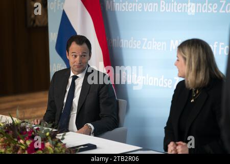 DEN HAAG – Geoffrey van Leeuwen und Liesje Schreinemacher während der Versetzung im ministerium. Van Leeuwen ersetzt Liesje Schreinemacher als Ministerin für Außenhandel und Entwicklungszusammenarbeit während ihres Mutterschaftsurlaubs. Van Leeuwen war ein enger Berater von Premierminister Mark Rutte. ANP JEROEN JUMELET niederlande Out - belgien Out Stockfoto