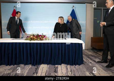 DEN HAAG – Geoffrey van Leeuwen und Liesje Schreinemacher während der Versetzung im ministerium. Van Leeuwen ersetzt Liesje Schreinemacher als Ministerin für Außenhandel und Entwicklungszusammenarbeit während ihres Mutterschaftsurlaubs. Van Leeuwen war ein enger Berater von Premierminister Mark Rutte. ANP JEROEN JUMELET niederlande Out - belgien Out Stockfoto