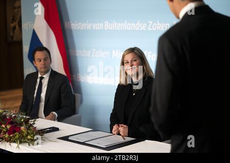 DEN HAAG – Geoffrey van Leeuwen und Liesje Schreinemacher während der Versetzung im ministerium. Van Leeuwen ersetzt Liesje Schreinemacher als Ministerin für Außenhandel und Entwicklungszusammenarbeit während ihres Mutterschaftsurlaubs. Van Leeuwen war ein enger Berater von Premierminister Mark Rutte. ANP JEROEN JUMELET niederlande Out - belgien Out Stockfoto