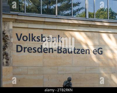 Volksbank Dresden-Bautzen EG Logo auf einer Außenwand. Der Name der Genossenschaftsbank steht auf der Fassade. Logozeichen der Finanzbank. Stockfoto