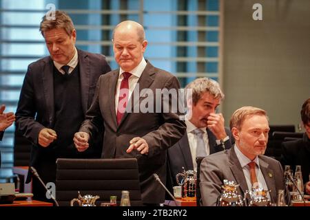 04. Dezember 2023, Berlin: Bundeskanzler Olaf Scholz (2. V. l., SPD), Robert Habeck (links, Bündnis 90/die Grünen), Bundesminister für Wirtschaft und Klimaschutz, und Christian Lindner (FDP), Bundesminister der Finanzen, nehmen an den 2. Deutsch-brasilianischen Regierungskonsultationen im Bundeskanzleramt in der deutschen Hauptstadt Teil. Zum ersten Mal seit mehr als acht Jahren finden wieder deutsch-brasilianische Regierungskonsultationen statt. Im Anschluss an eine bilaterale Diskussion zwischen den Regierungschefs wird eine gemeinsame Plenartagung mit allen Beteiligten stattfinden Stockfoto