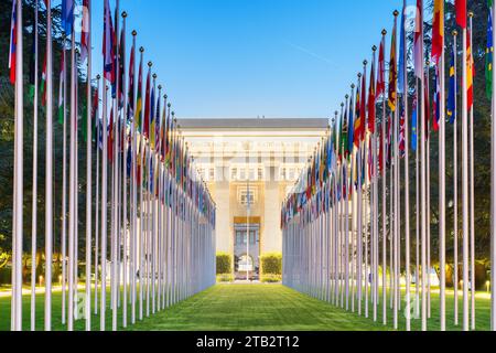 GENF, SCHWEIZ - 2. OKTOBER 2023: Das Büro der Vereinten Nationen in Genf mit den Flaggen der Mitgliedsländer. Stockfoto