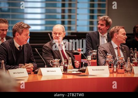 04. Dezember 2023, Berlin: Bundeskanzler Olaf Scholz (SPD), Robert Habeck (l, Allianz 90/die Grünen), Bundesminister für Wirtschaft und Klimaschutz, und Christian Lindner (r, FDP), Bundesminister der Finanzen, nehmen an den 2. Deutsch-brasilianischen Regierungskonsultationen im Bundeskanzleramt in der deutschen Hauptstadt Teil. Zum ersten Mal seit mehr als acht Jahren finden wieder deutsch-brasilianische Regierungskonsultationen statt. Im Anschluss an eine bilaterale Diskussion zwischen den Regierungschefs wird eine gemeinsame Plenartagung mit allen teilnehmenden Ministern stattfinden. Stockfoto