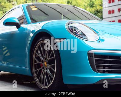 Suzhou, China - 16. August 2018: Nahaufnahme des blauen Porsche auf der Motorshow Stockfoto