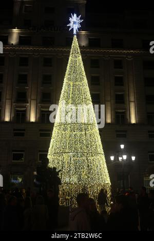 Oviedo, Asturien, Spanien. Dezember 2023. Oviedo, Spanien, 2. Dezember 2023: Ein Weihnachtsbaum während des Weihnachtsmarktes am 2. Dezember 2023 in Oviedo, Spanien. (Kreditbild: © Alberto Brevers/Pacific Press via ZUMA Press Wire) NUR REDAKTIONELLE VERWENDUNG! Nicht für kommerzielle ZWECKE! Stockfoto