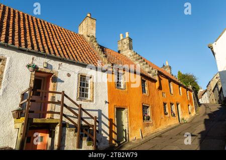 Straßenszene aus der Stadt Culross, Fife, Schottland, der am besten erhaltenen königlichen Stadt aus dem 17. Jahrhundert in Schottland Stockfoto