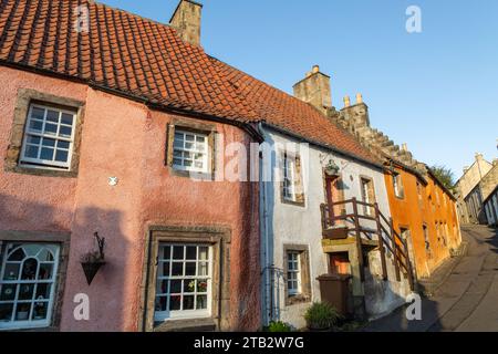 Straßenszene aus der Stadt Culross, Fife, Schottland, der am besten erhaltenen königlichen Stadt aus dem 17. Jahrhundert in Schottland Stockfoto