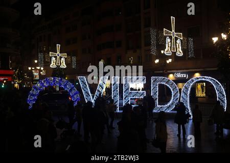 Oviedo, Asturien, Spanien. Dezember 2023. Oviedo, Spanien, 2. Dezember 2023: Die Briefe von Oviedo erleuchteten während des Weihnachtsmarktes am 2. Dezember 2023 in Oviedo, Spanien. (Kreditbild: © Alberto Brevers/Pacific Press via ZUMA Press Wire) NUR REDAKTIONELLE VERWENDUNG! Nicht für kommerzielle ZWECKE! Stockfoto