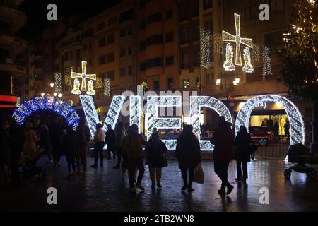 Oviedo, Asturien, Spanien. Dezember 2023. Oviedo, Spanien, 2. Dezember 2023: Die Briefe von Oviedo erleuchteten während des Weihnachtsmarktes am 2. Dezember 2023 in Oviedo, Spanien. (Kreditbild: © Alberto Brevers/Pacific Press via ZUMA Press Wire) NUR REDAKTIONELLE VERWENDUNG! Nicht für kommerzielle ZWECKE! Stockfoto