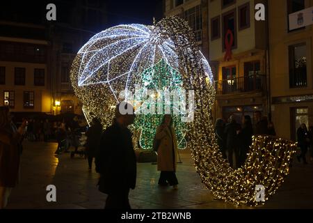 Oviedo, Asturien, Spanien. Dezember 2023. Oviedo, Spanien, 2. Dezember 2023: Eine beleuchtete Eichel während der Weihnachtsbeleuchtung und des Weihnachtsmarktes am 2. Dezember 2023 in Oviedo, Spanien. (Kreditbild: © Alberto Brevers/Pacific Press via ZUMA Press Wire) NUR REDAKTIONELLE VERWENDUNG! Nicht für kommerzielle ZWECKE! Stockfoto