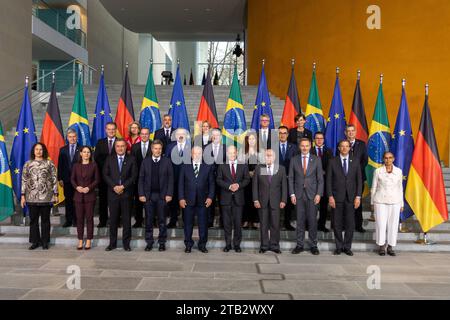 2. Deutsch-Brasilianische Regierungskonsultationen in Berlin Berlin, Deutschland - 4. Dezember 2023: Bundeskanzler Olaf Scholz C-R posiert mit dem Präsidenten von Brasilien, Luiz Inacio Lula da Silva C-L, für ein Familienfoto mit den Teilnehmerinnen und Teilnehmern der 2. Deutsch-Brasilianische Regierungskonsultationen im Kanzleramt in Berlin. Berlin Credit: Imago/Alamy Live News Stockfoto