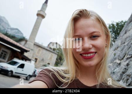 Selfie einer glücklichen, lächelnden jungen Frau. Stockfoto